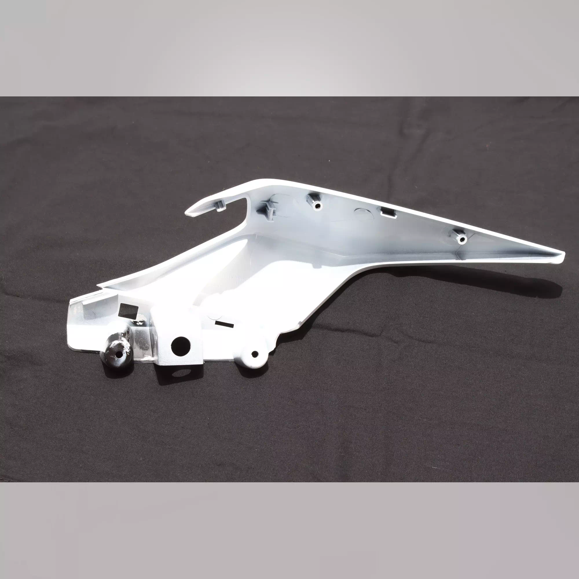 CF MOTO CF250-6 SR (EU 4) SELE ALTI YAN KARENAJ SAG ARKA (BEYAZ) (2022) #Y4CFM4033A0384