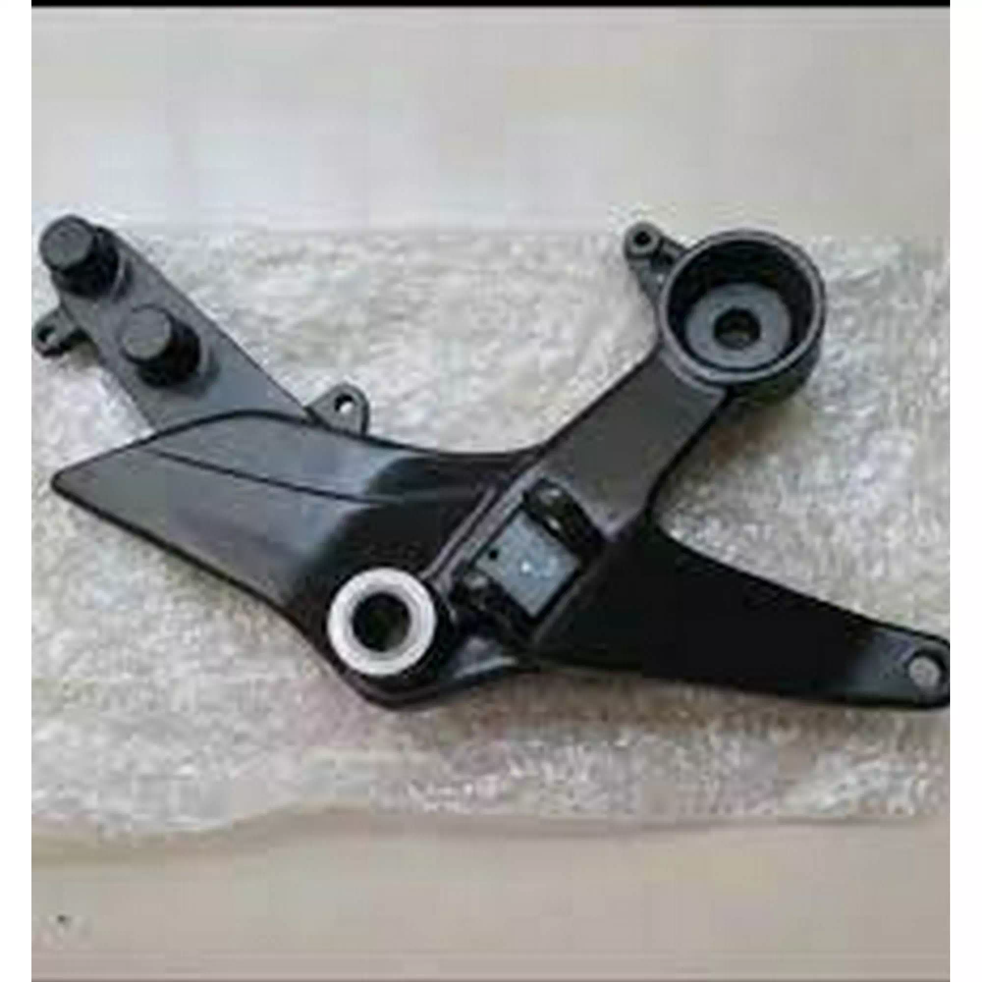 TVS APACHE RTR 200 e4 ON BASAMAK BAGLANTI BRAKETI SAG #Y4TVS7000A0432
